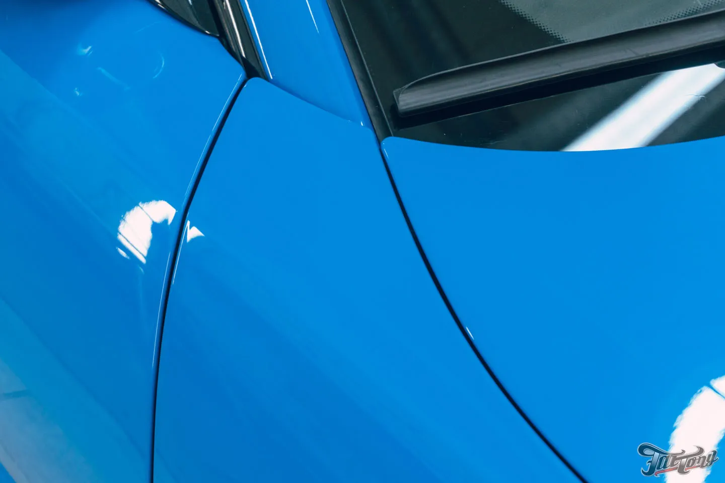 Оклеили заднюю часть Jaguar XKR-S полиуретаном, покрыли пленку керамикой, отполировали глянец в салоне